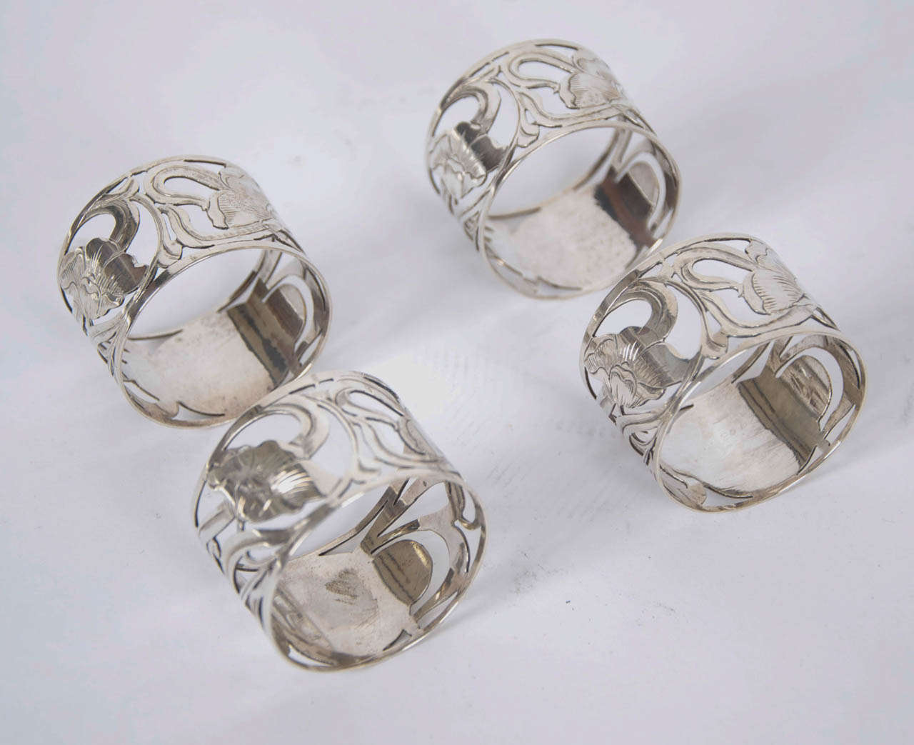 20th Century Cased Set of 4 Art Nouveau Silver Napkin Rings by Elkington & Co. 1902 For Sale